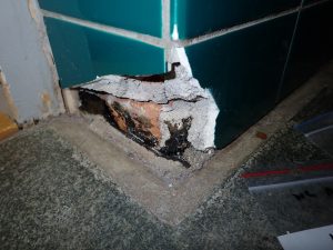 seinälaatoituksen saumaus- ja kiinnityslaasti, sekä bitumikaista sisältää asbestia